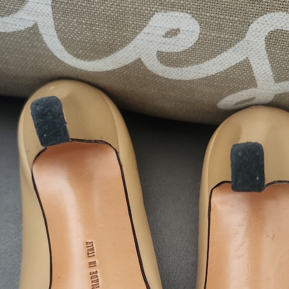 Salvatore Ferragamo Beige Leather Pointed-Toe Pumps - Picture 11 of 11